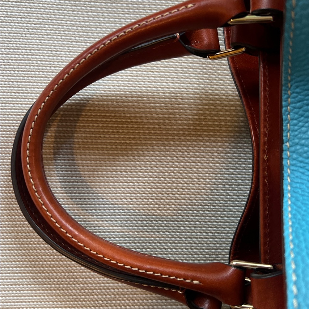 Gorgeous Dooney and Bourke bag - Picture 7 of 8